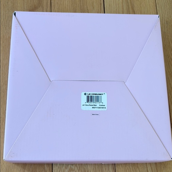 Le Creuset White Petal Dish Set NIB - Picture 5 of 5